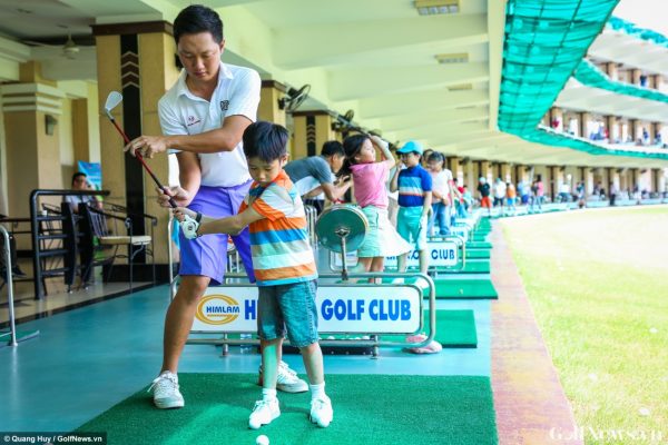 Lớp học dạy trẻ làm quen với golf trong dịp nghỉ hè tại sân golf Him Lam
