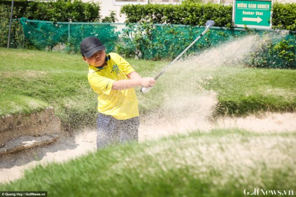 Lớp học dạy trẻ làm quen với golf trong dịp nghỉ hè tại sân golf Him Lam