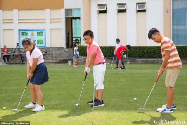 Lớp học dạy trẻ làm quen với golf trong dịp nghỉ hè tại sân golf Him Lam