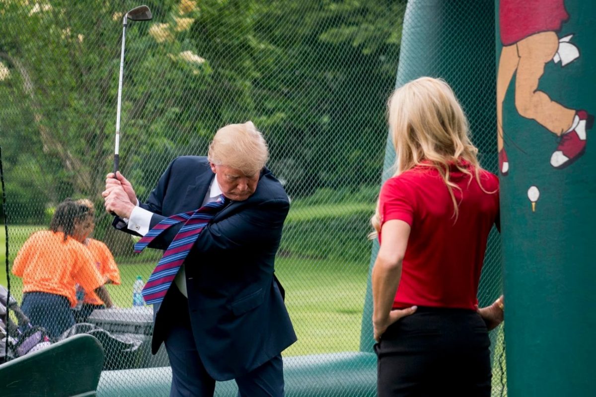 Tổng thống Donald Trump bỏ 50.000 USD để lắp phòng golf 3d simulator mới