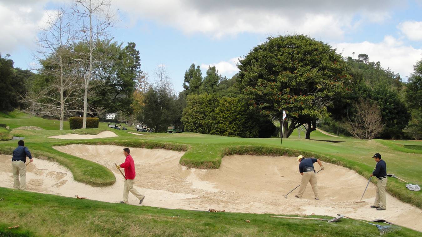 Bunker Trong Golf Là Gì? Các Loại Bunker Trong Gôn Là Gì? Mấu Chốt Quan Trọng Khi Đánh Bóng Ở Bunker Là Gì?