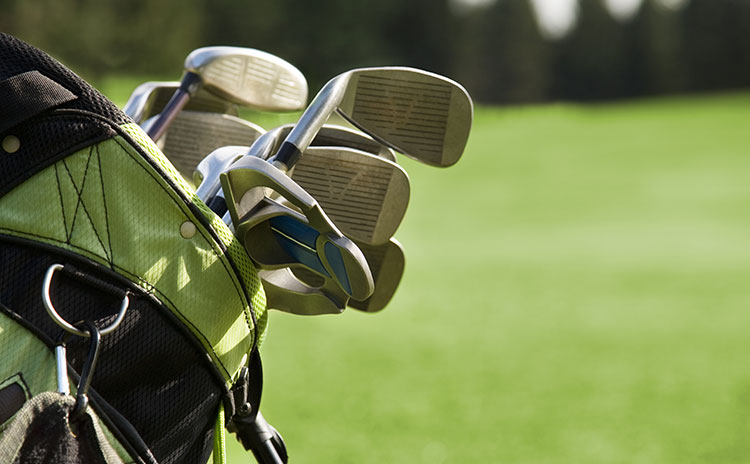 Golfer mới tập chơi có nên mua bộ gậy gôn (golf) để tự tập riêng không?