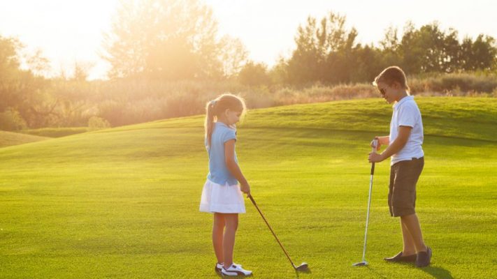 Lý do vì sao nhiều gia đình đầu tư cho trẻ em chơi golf