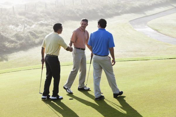 Chi phí chơi (gôn) golf cho người mới bắt đầu ra sao? Lương 20 triệu đến 50 triệu có là đủ để chơi?