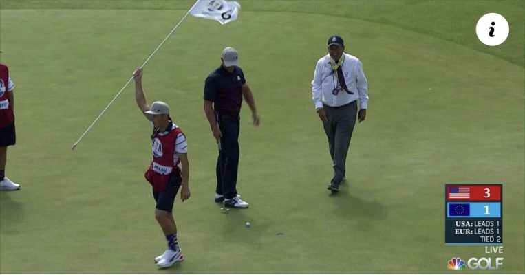 Tình huống luật golf: Bóng chạm cờ khi thi đấu