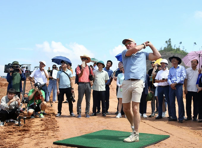 Cú swing đầu tiên của huyền thoại Greg Norman tại sân golf Văn Lang Empire Golf Club
